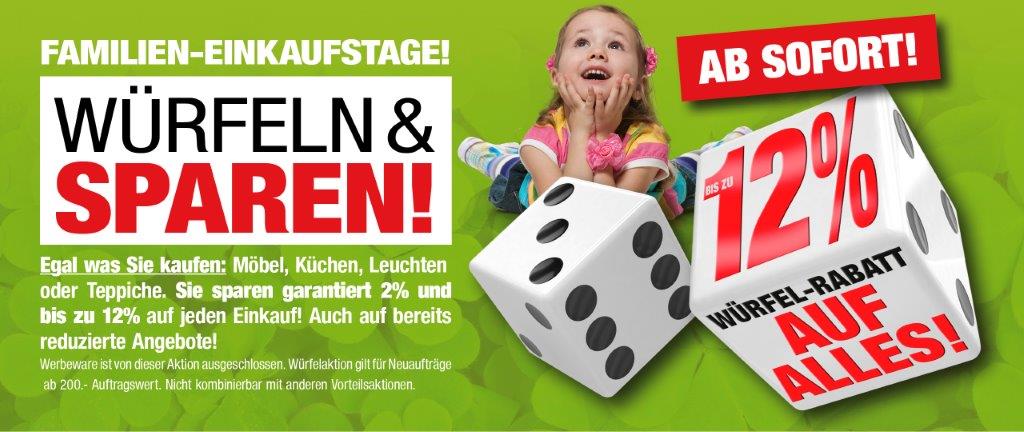 Ein lächelndes Mädchen mit zwei großen Würfeln wirbt bei einer Familien-Shopping-Aktion für Rabatte von bis zu 12 % auf alle Produkte.