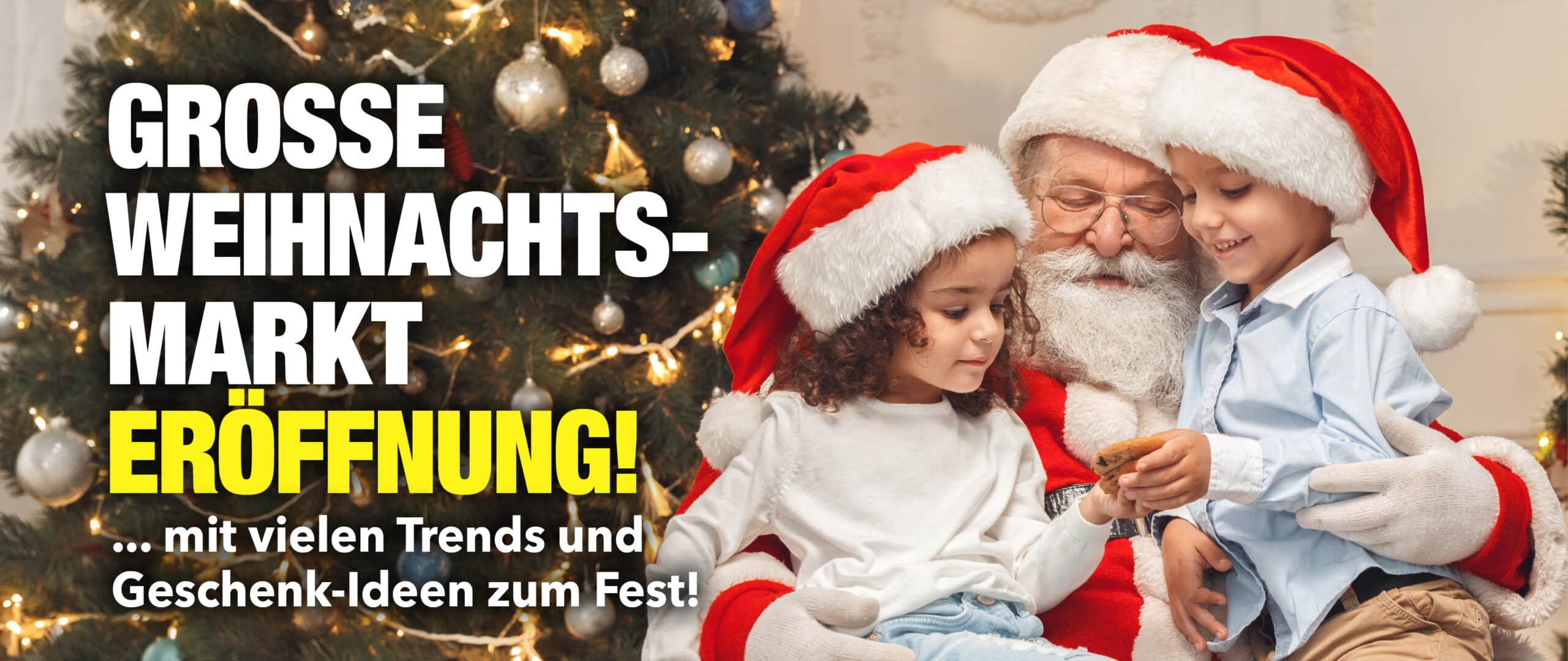 Der Weihnachtsmann sitzt mit zwei Kindern, die Weihnachtsmützen tragen, vor einem Baum; daneben ist ein Text zu sehen, der für die Eröffnung eines Weihnachtsmarkts wirbt.
