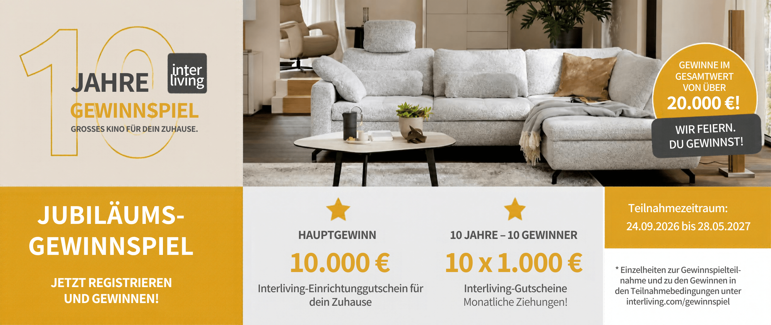 Ein modernes Wohnzimmer mit einem hellgrauen Sofa, einem Holztisch und einem Text über ein Gewinnspiel zum 10-jährigen Jubiläum.