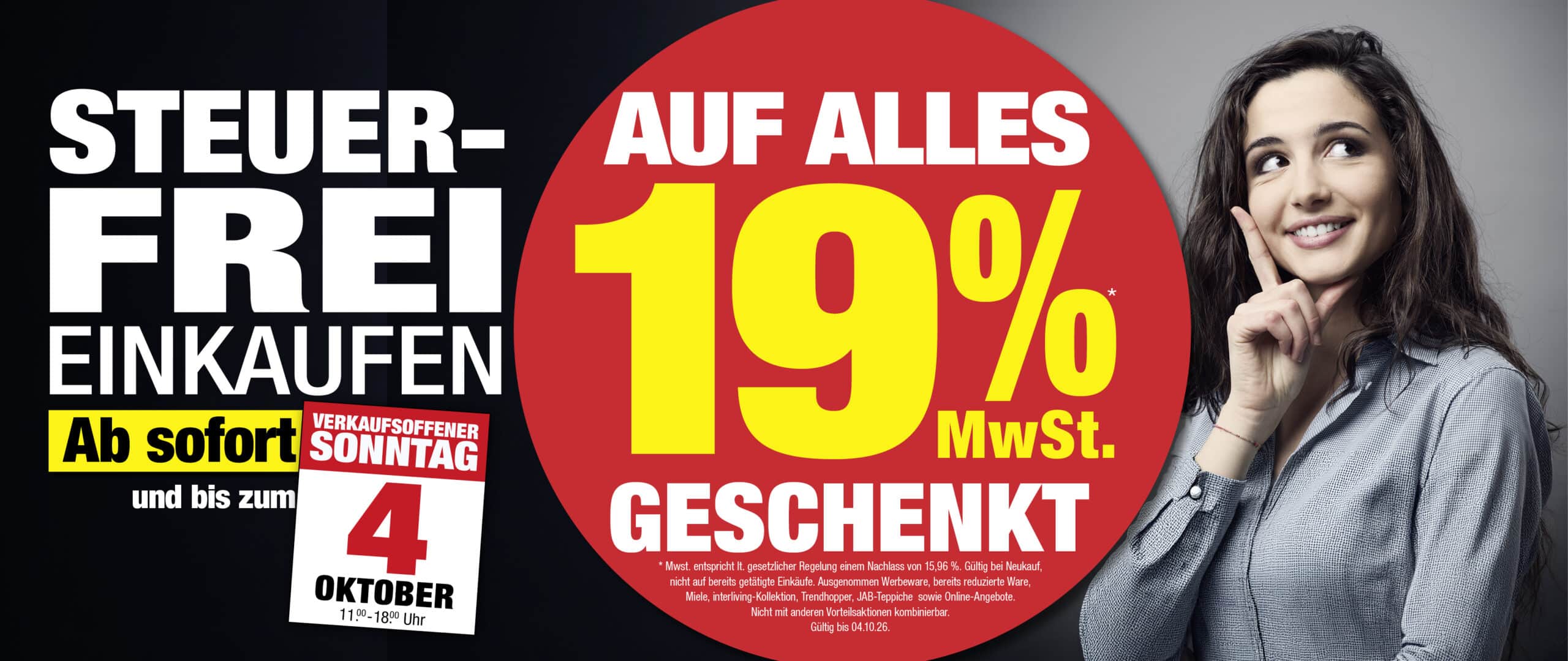 Eine lächelnde Frau zeigt nach oben, neben einem auffälligen deutschen Text über eine Aktion mit 19 % steuerfreiem Einkauf bis zum 4. Oktober.